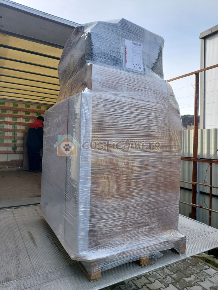 Custi caini pregatite pe palet pentru livrare 